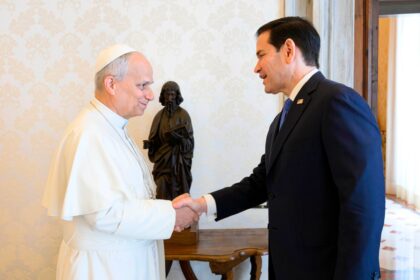 Marco Rubio en reunión privada con el papa León XIV en el Vaticano para abordar la crisis humanitaria en Cuba