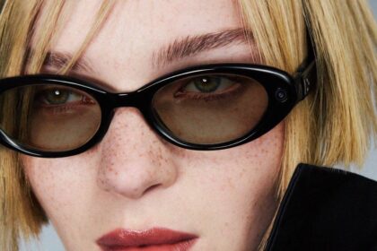 Modelo usando gafas inteligentes con diseño elegante que traducen conversaciones y muestran navegación por voz en tiempo real
