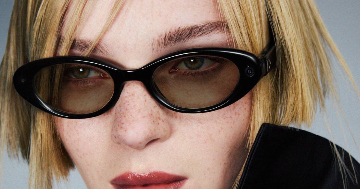 Modelo usando gafas inteligentes con diseño elegante que traducen conversaciones y muestran navegación por voz en tiempo real