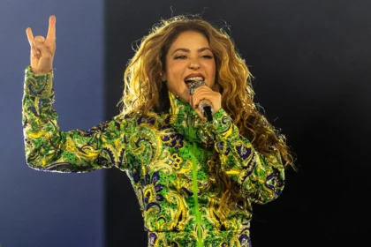Shakira en el escenario de Copacabana con vestido dorado y 2 millones de fans vibrando bajo luces y pirotecnia durante su histórico concierto gratuito