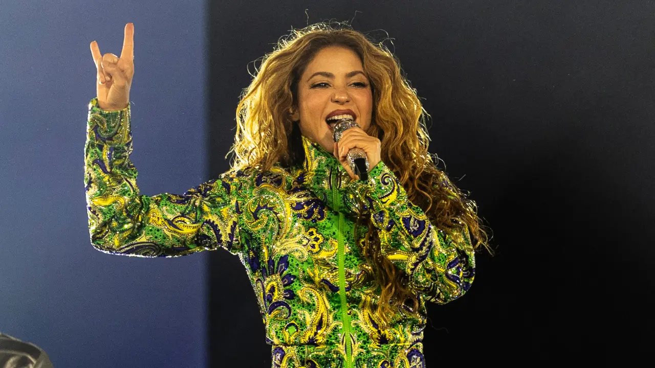Shakira en el escenario de Copacabana con vestido dorado y 2 millones de fans vibrando bajo luces y pirotecnia durante su histórico concierto gratuito