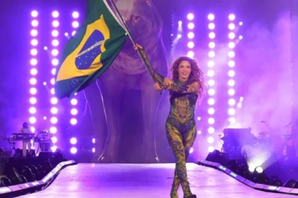 Shakira en el escenario monumental de Copacabana ante una multitud récord de 2 millones de personas