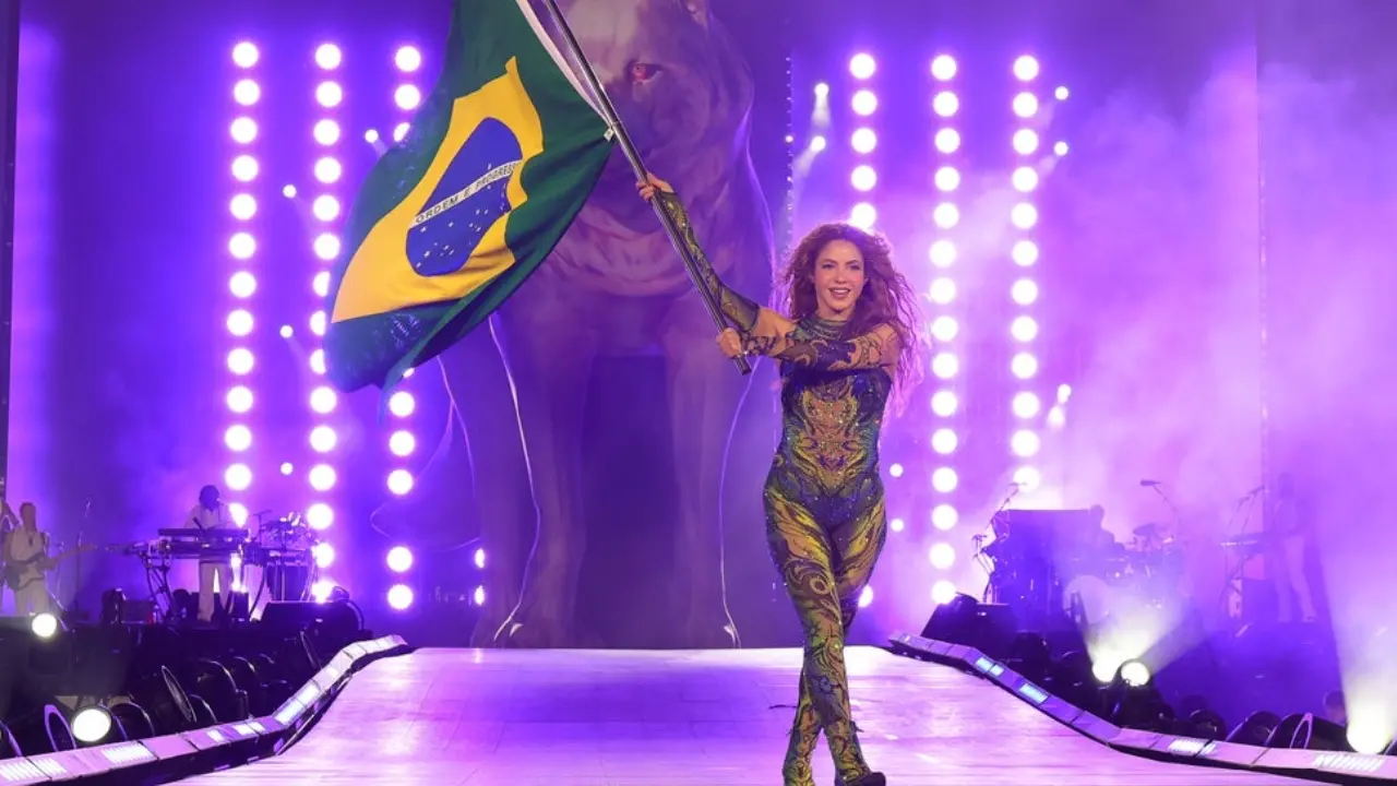 Shakira en el escenario monumental de Copacabana ante una multitud récord de 2 millones de personas