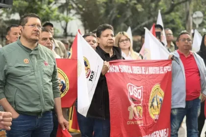 Trabajadores de Ecopetrol en planta petrolera discutiendo proyectos de fracking con mapas de yacimientos en Colombia