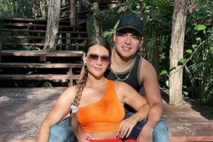 Sonia Restrepo con expresión de angustia sosteniendo un celular con mensajes de acoso en pantalla y foto de su acosador