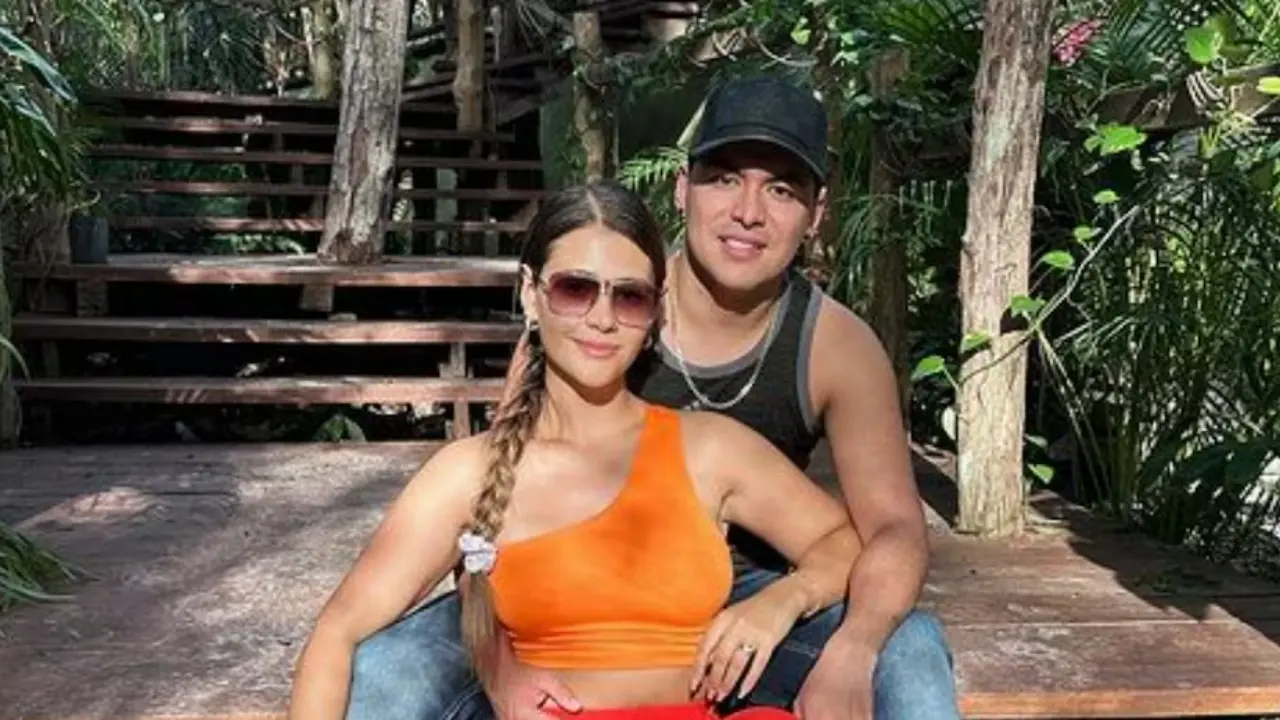 Sonia Restrepo con expresión de angustia sosteniendo un celular con mensajes de acoso en pantalla y foto de su acosador