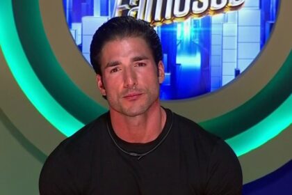 Stefano Piccioni con gesto de victoria tras ganar el duelo de salvación en el reality, rodeado de compañeros con expresiones de sorpresa
