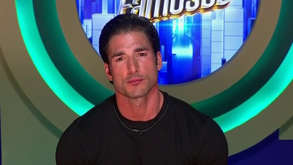 Stefano Piccioni con gesto de victoria tras ganar el duelo de salvación en el reality, rodeado de compañeros con expresiones de sorpresa