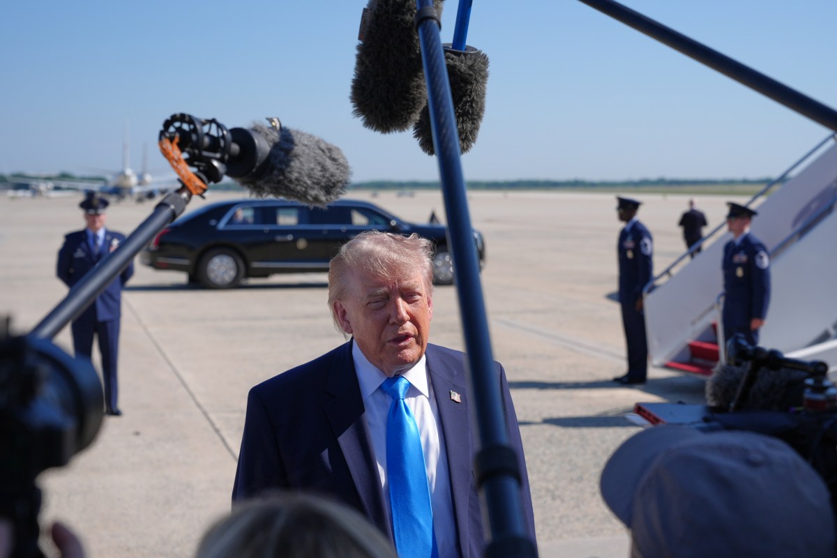 Donald Trump en rueda de prensa con gesto serio al exigir a Irán 'respuestas correctas' para evitar conflicto bélico