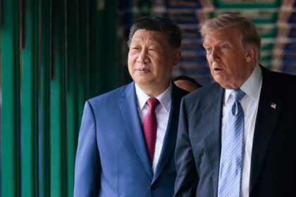 Reunión estratégica en Pekín con mapas de circuitos de IA y chips superpuestos a banderas de EEUU y China en tono futurista