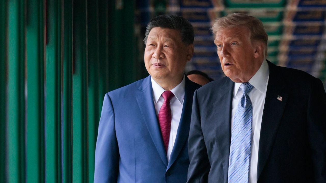 Reunión estratégica en Pekín con mapas de circuitos de IA y chips superpuestos a banderas de EEUU y China en tono futurista