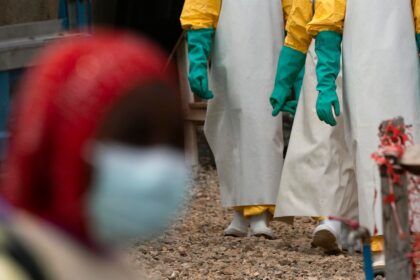 Médicos atienden a paciente con síntomas de ébola en clínica improvisada en Ituri, Congo, zona controlada por milicias armadas