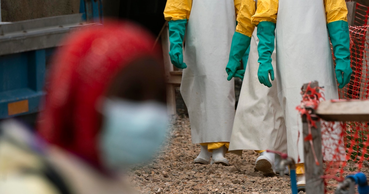 Médicos atienden a paciente con síntomas de ébola en clínica improvisada en Ituri, Congo, zona controlada por milicias armadas