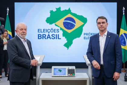 Bandera de Brasil ondeando sobre un mapa del país con símbolos de división política y fichas de dinero rotas simbolizando la lucha contra la corrupción sistémica