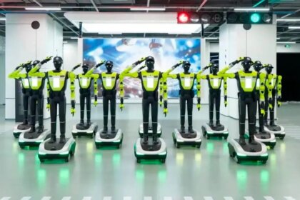 Robot policía con luces intermitentes regulando el tráfico peatonal en el Lago del Oeste de Hangzhou
