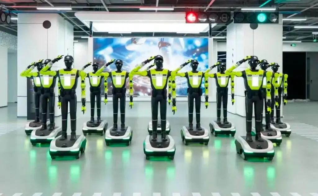 Robot policía con luces intermitentes regulando el tráfico peatonal en el Lago del Oeste de Hangzhou