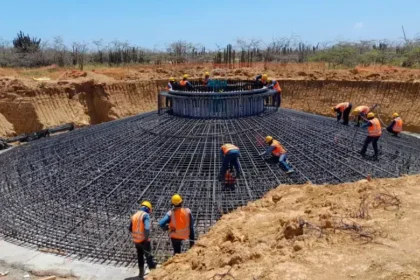 Parque eólico Windpeshi en La Guajira con aerogeneradores en construcción