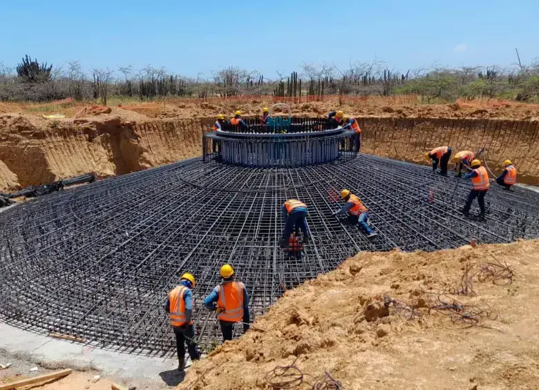 Parque eólico Windpeshi en La Guajira con aerogeneradores en construcción