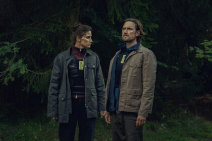 Detectives Thulin y Hess analizando pistas en una escena oscura de 'The Chestnut Man' temporada 2 con símbolos inquietantes