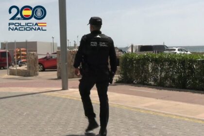 Mujer detenida en Málaga por estafar 1300€ suplantando a una abogada de familia con documentos falsos