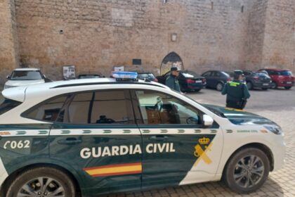 Agentes de la Guardia Civil detienen a dos hombres tras robar el móvil de un intérprete en los juzgados de Carlet