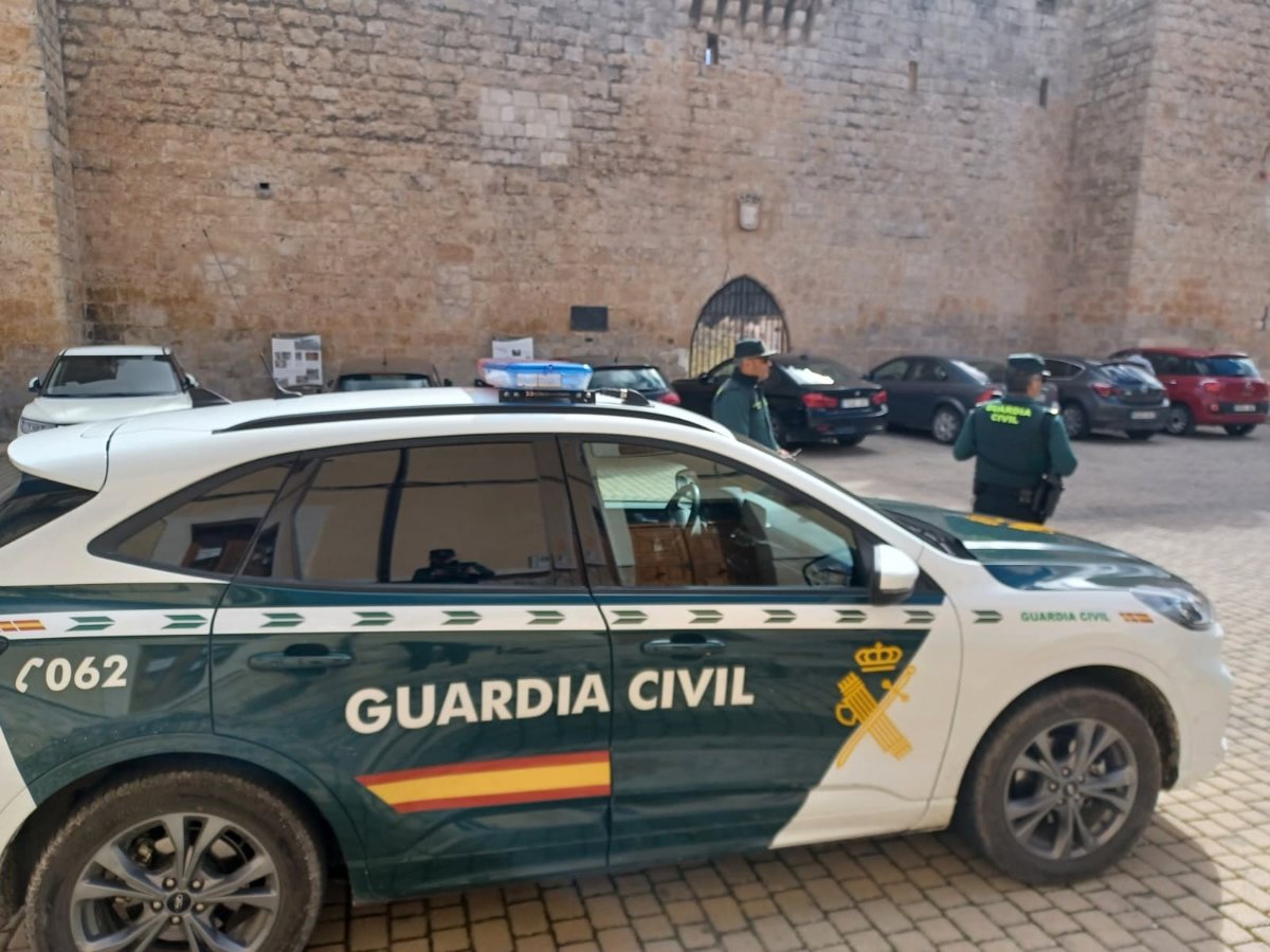 Agentes de la Guardia Civil detienen a dos hombres tras robar el móvil de un intérprete en los juzgados de Carlet