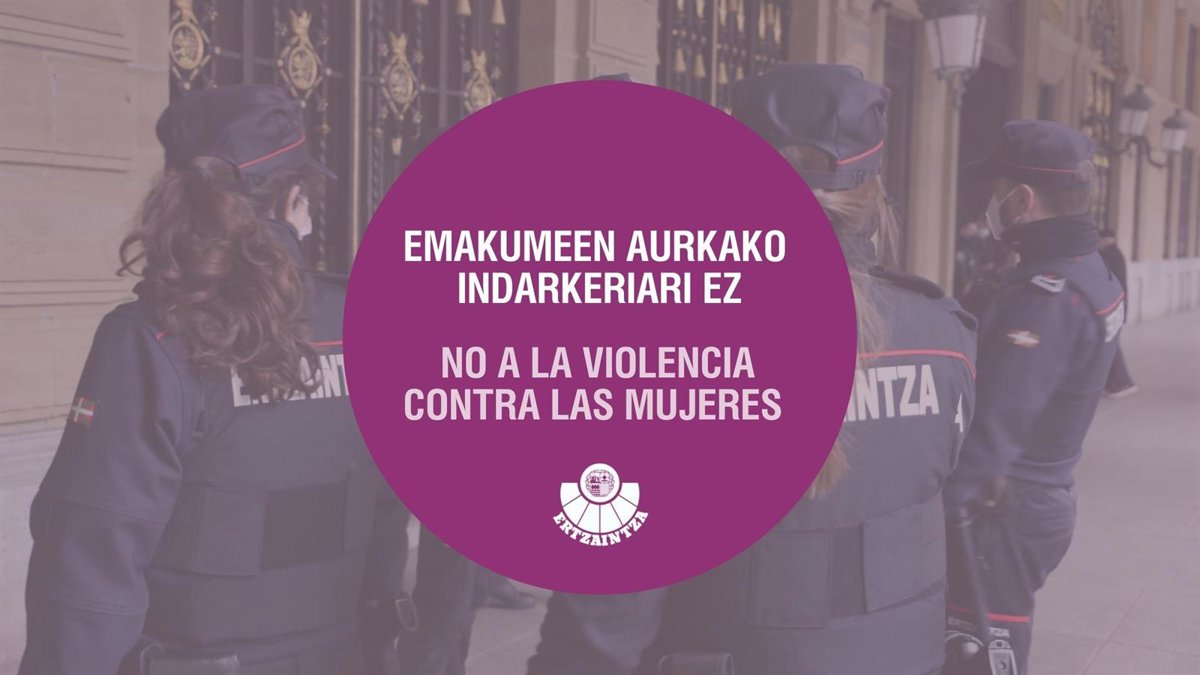 Agentes de la Ertzaintza interviniendo en un caso de violencia de género con una víctima en estado semiinconsciente