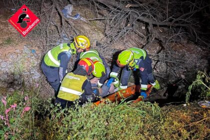 Equipo de bomberos con drones rescatando a un hombre y su perro en la zona montañosa cerca de las Coves de Canelobre