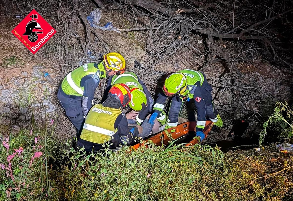 Equipo de bomberos con drones rescatando a un hombre y su perro en la zona montañosa cerca de las Coves de Canelobre