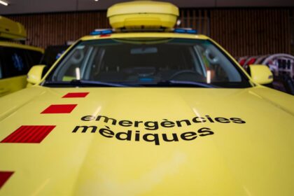 Agentes de los Mossos d'Esquadra inspeccionando la zona del ataque con arma blanca en el Parc del Fòrum al amanecer