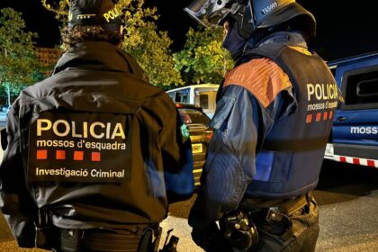 Agentes de los Mossos d'Esquadra trabajando en la escena del crimen en Salt (Girona) tras el asesinato confesado