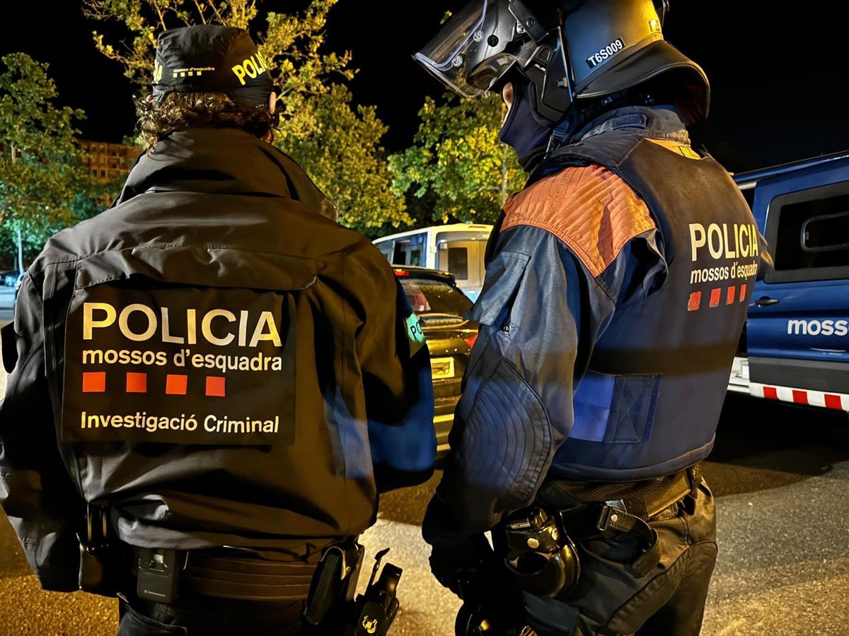 Agentes de los Mossos d'Esquadra trabajando en la escena del crimen en Salt (Girona) tras el asesinato confesado