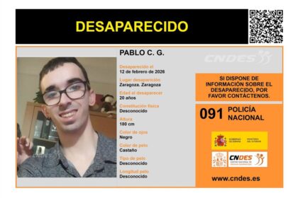Técnicos forenses analizando muestras de ADN en un laboratorio, clave para identificar al desaparecido de Zaragoza
