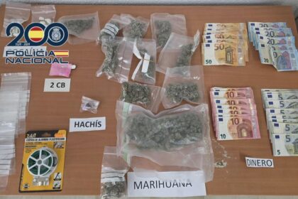 Agentes policiales registrando un coche con bolsas de drogas incautadas en Alicante durante operativo antinarcóticos