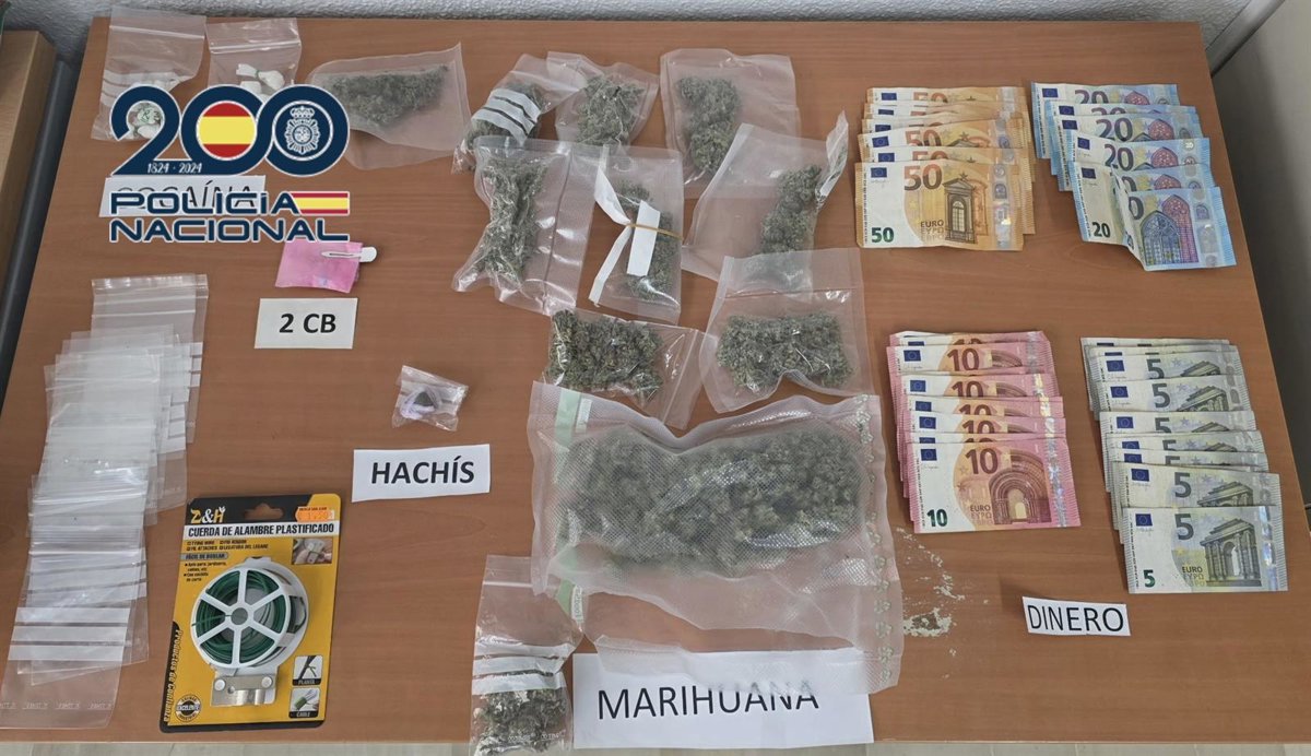 Agentes policiales registrando un coche con bolsas de drogas incautadas en Alicante durante operativo antinarcóticos