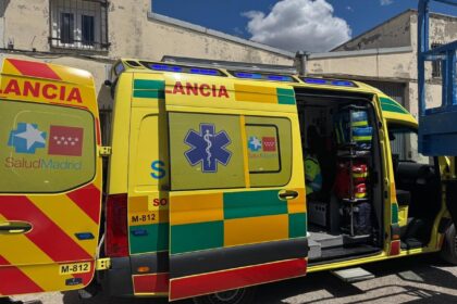 Calle Carrantona en Moratalaz tras el atropello de un peatón de 51 años con fractura pélvica y traumatismo grave
