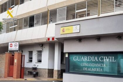 Pared fracturada en una vivienda de El Ejido tras el robo de 8.000€ en efectivo y joyas por un ladrón con antecedentes