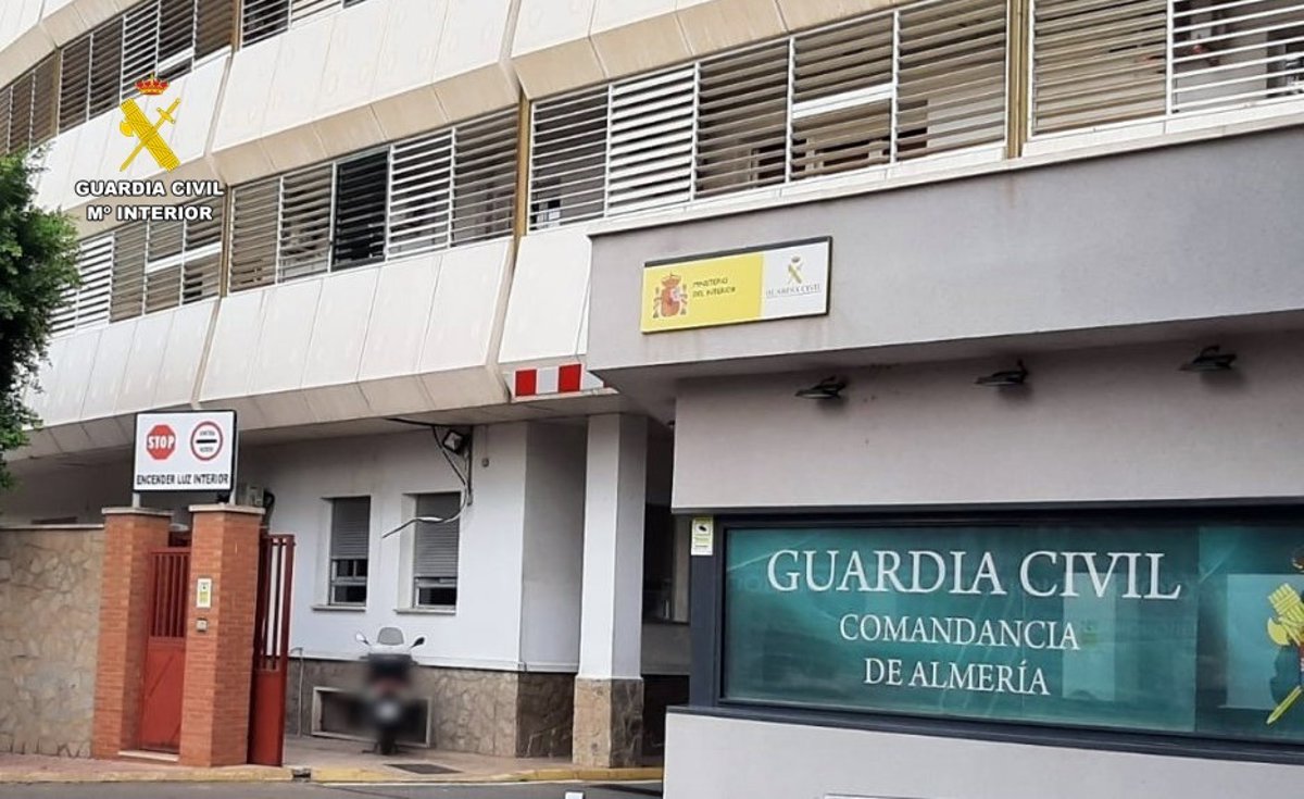 Pared fracturada en una vivienda de El Ejido tras el robo de 8.000€ en efectivo y joyas por un ladrón con antecedentes