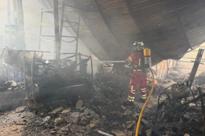 Llamas y humo negro consumen naves industriales en Úbeda durante el incendio que paralizó el polígono