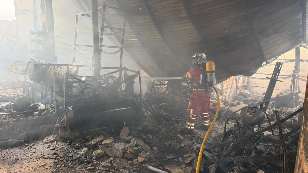 Llamas y humo negro consumen naves industriales en Úbeda durante el incendio que paralizó el polígono
