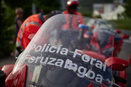 Anciana al volante tras accidente en zona rural de Navarra con coche impactado contra vivienda