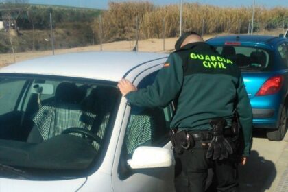 Agentes de la Guardia Civil revisan herramientas incautadas tras desarticular banda de robos de coches en Moguer