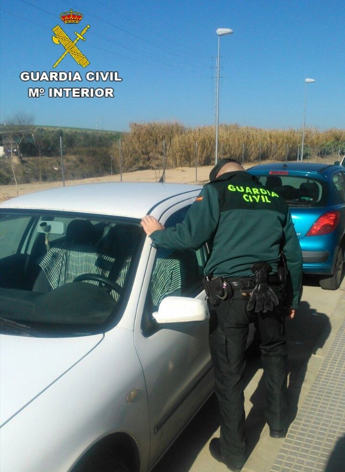 Agentes de la Guardia Civil revisan herramientas incautadas tras desarticular banda de robos de coches en Moguer