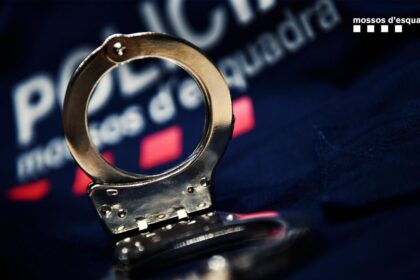 Tres hombres con 71 antecedentes detenidos por robo violento desde una moto en Badalona, Cataluña