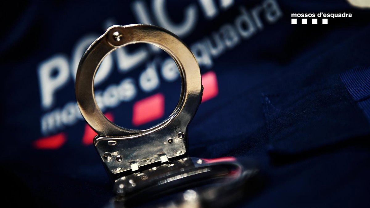 Tres hombres con 71 antecedentes detenidos por robo violento desde una moto en Badalona, Cataluña