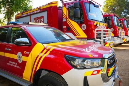 Bomberos trabajando en las secuelas de un incendio domestico en una vivienda antigua, con cables eléctricos expuestos y paredes quemadas