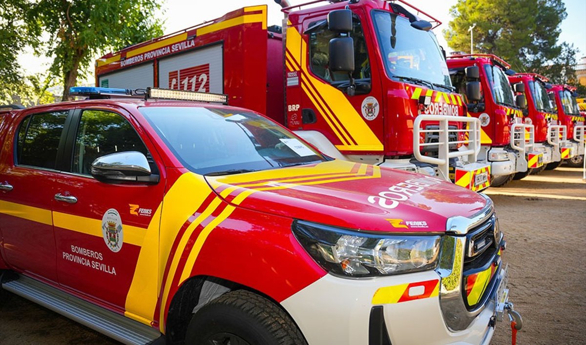 Bomberos trabajando en las secuelas de un incendio domestico en una vivienda antigua, con cables eléctricos expuestos y paredes quemadas