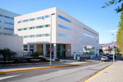 Mecánico herido tras la explosión violenta de un neumático industrial en un varadero de Almería, con equipos de emergencia en acción