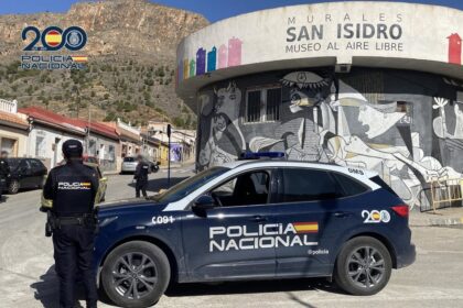 Agresor con pistola de pequeño calibre y cuchillo de 15 cm intimidando a víctima en cajero de Orihuela antes del secuestro en su domicilio