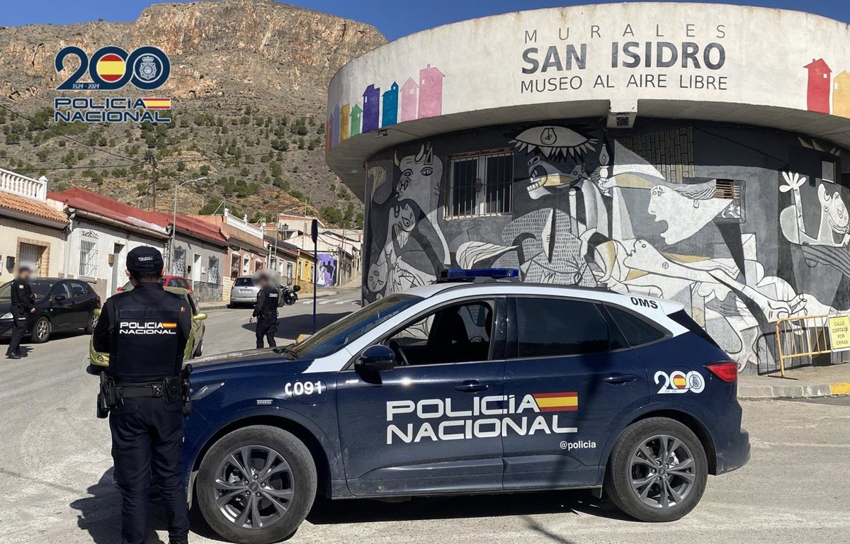 Agresor con pistola de pequeño calibre y cuchillo de 15 cm intimidando a víctima en cajero de Orihuela antes del secuestro en su domicilio